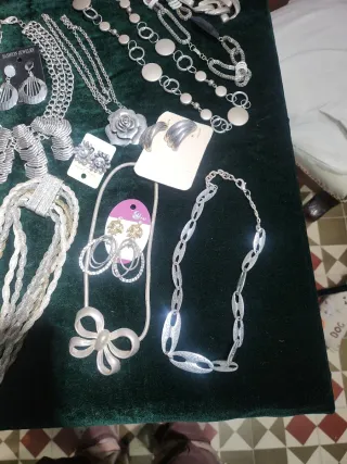 Lote bisutería plateada.