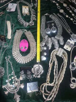 Lote bisutería plateada.