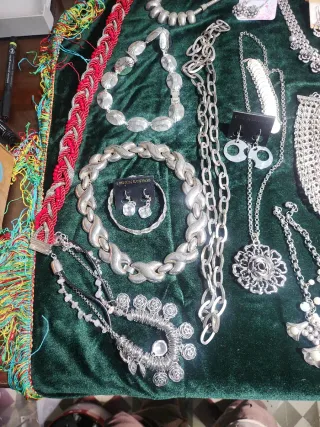 Lote bisutería plateada.