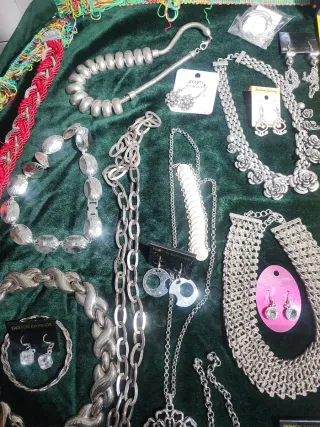 Lote bisutería plateada.