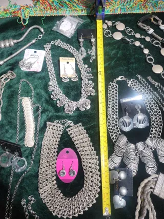 Lote bisutería plateada.