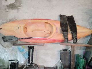 Kayak Pelican monoplaza con remo y aletas