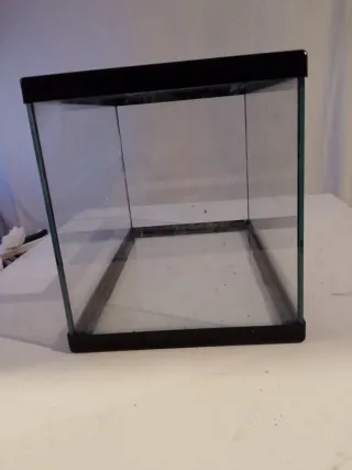 Acuario o terrario negro y transparente