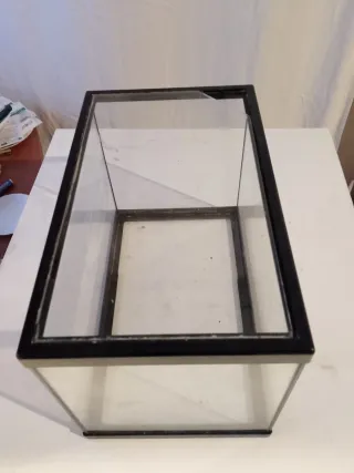 Acuario o terrario negro y transparente