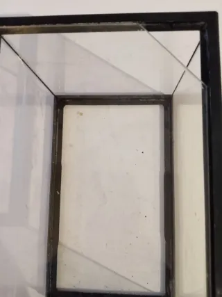 Acuario o terrario negro y transparente