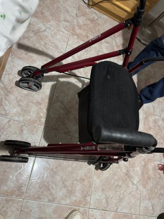 Andador con asiento y ruedas