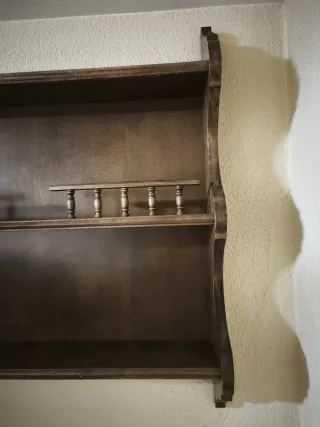 Estantería de madera rústica