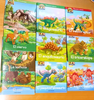 Libros El mundo de los dinos y Vivo en el bosque