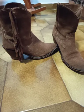 Botines de ante marrones con flecos