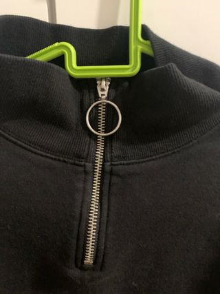 Sudadera negra crop con cremallera