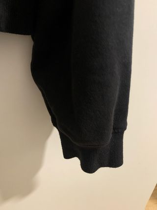 Sudadera negra crop con cremallera