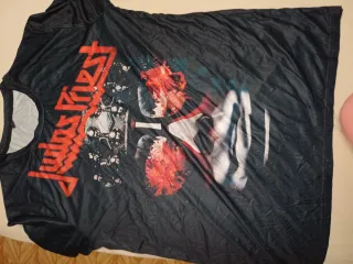 Camisa Negra con Diseño Rojo