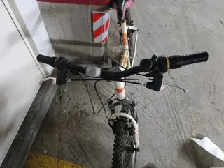 Bicicleta infantil blanca