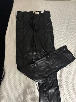 Pantalón campana efecto cuero negro