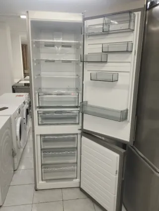 NEVERA MARCA AEG CÓMO NUEVA