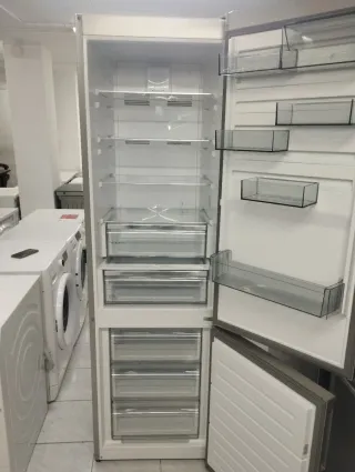 NEVERA MARCA AEG CÓMO NUEVA