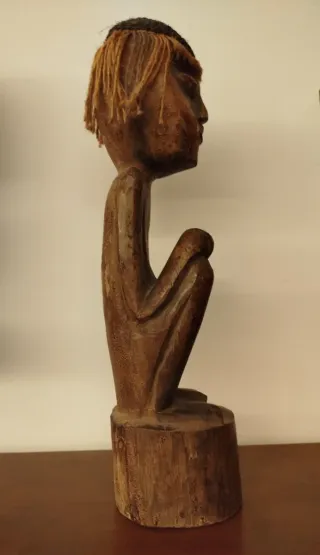Figura étnica de madera uso Soporte de móvil