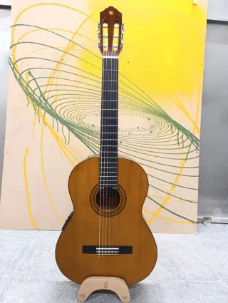 Guitarra Yamaha CX40 con funda y pie