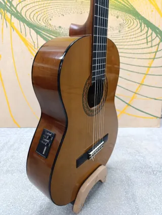 Guitarra Yamaha CX40 con funda y pie