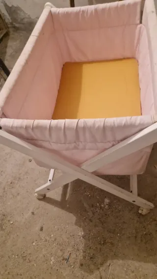 Cuna de madera blanca para bebé