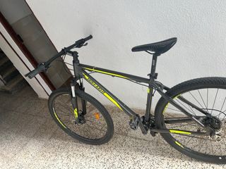 Bicicleta montaña gris y amarilla