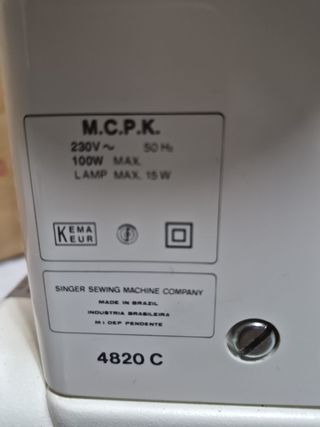 Máquina de coser Singer 4820C