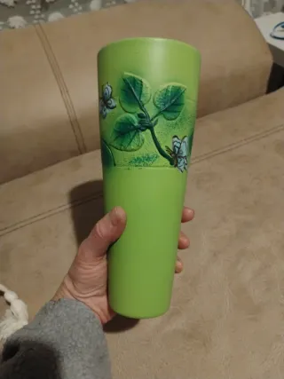 Florero verde con mariposas