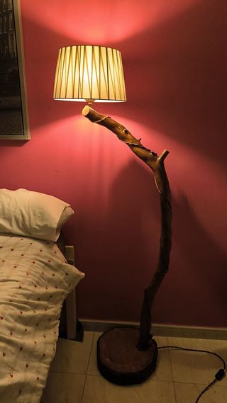 Lámpara de pie artesanal de madera