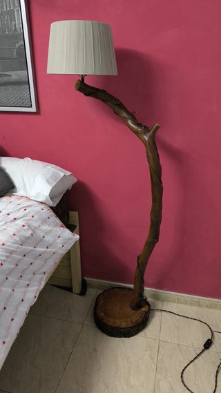 Lámpara de pie artesanal de madera