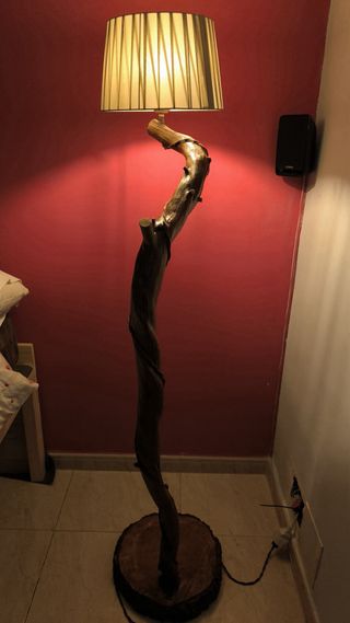Lámpara de pie artesanal de madera