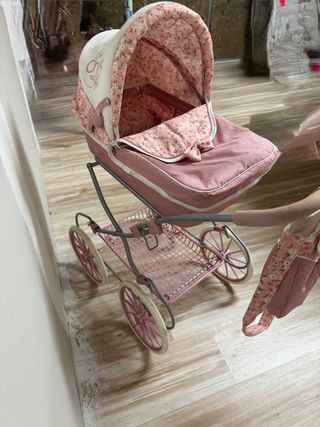 Cochecito de muñecas rosa con sombrilla