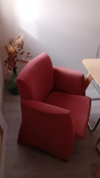 Sillón de tela rojo