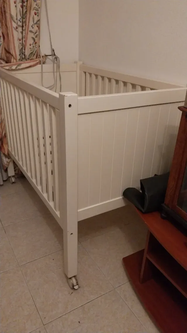 Cuna de madera maciza