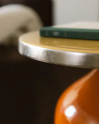 Mesa auxiliar redonda Kati metal y cristal