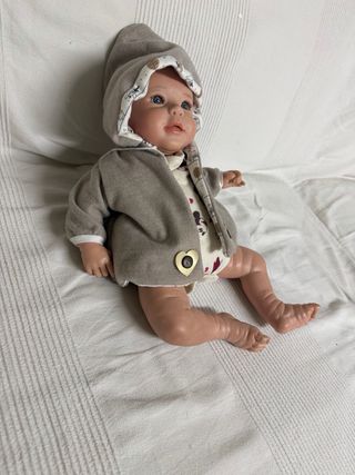 Muñeco bebé con abrigo gris