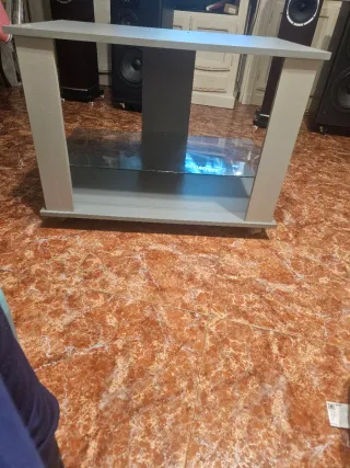 Mesa TV con estante de cristal
