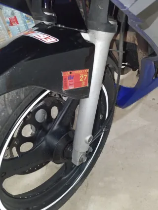 Suzuki GS500F Azul y Blanca