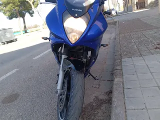 Suzuki GS500F Azul y Blanca