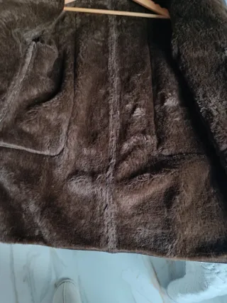 Chaquetón marrón con capucha. Talla grande.