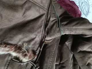 Chaquetón marrón con capucha. Talla grande.