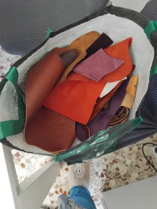 Retales y herramientas de piel