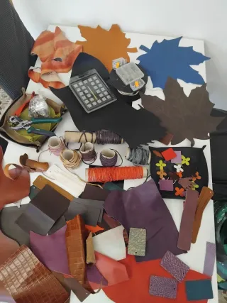 Retales y herramientas de piel