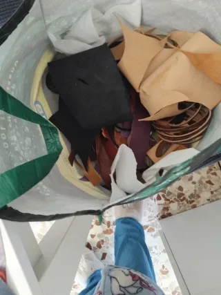 Retales y herramientas de piel