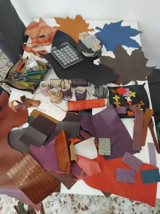 Retales y herramientas de piel