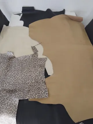 Retales y herramientas de piel