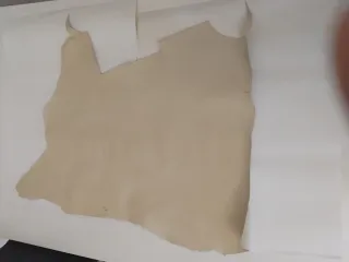 Retales y herramientas de piel