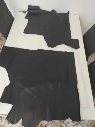 Retales y herramientas de piel