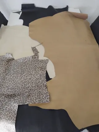 Retales y herramientas de piel