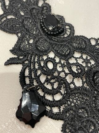 Gargantilla encaje gótico y abalorios