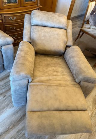 Sofá y butaca reclinables beige